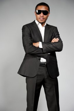 Takım elbiseli çekici Afro-Amerikan erkek