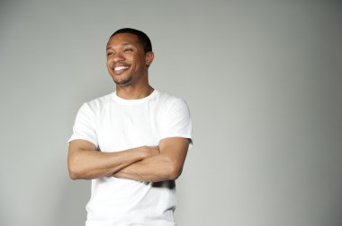 Son moda mutlu ve eğlenceli siyah erkek beyaz bir bluz giyiyor