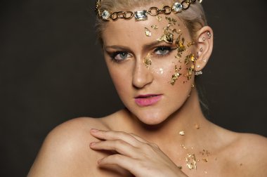 Yüzündeki Altın pul