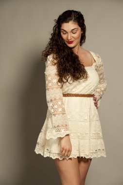 Muhteşem genç mutlu esmer giyen beyaz