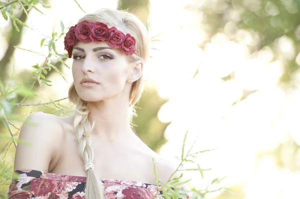 Loira vestindo uma coroa de flores — Fotografia de Stock