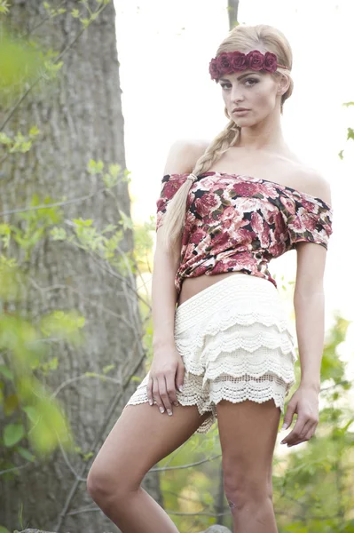 Hermosa rubia en corona de flores rojas — Foto de Stock