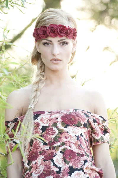 Prachtige Blond dragen rode roos kroon — Stockfoto