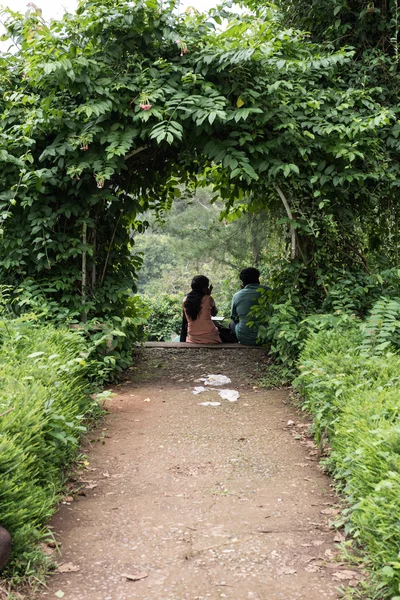 Lovers in Park — Stock Photo, Image