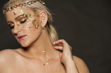 Yüzündeki Altın pul