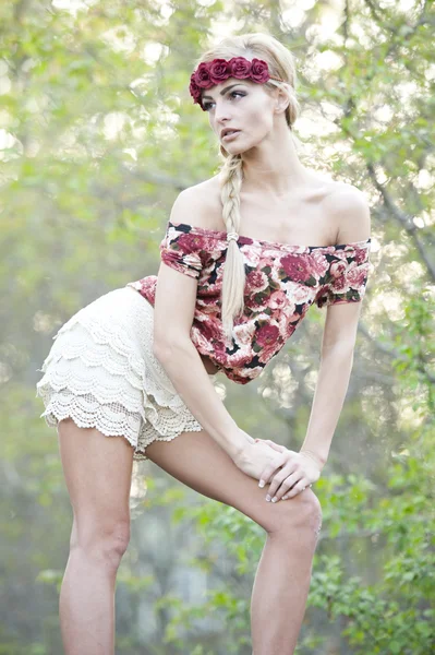 Lindo loira em Red Flower Crown — Fotografia de Stock