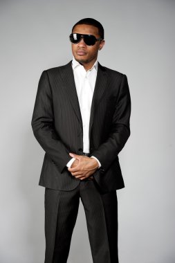 Takım elbiseli çekici Afro-Amerikan erkek