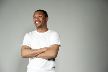 Son moda mutlu ve eğlenceli siyah erkek beyaz bir bluz giyiyor