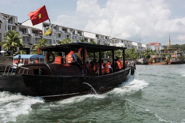 Båtfärd på Ha Long Bay — Stockfoto