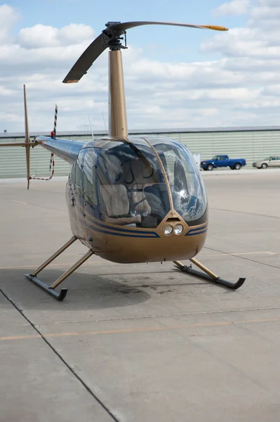 Helicóptero pequeño en aeródromo — Foto de Stock