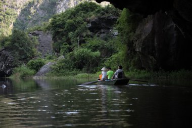 Kayalık Tam Coc mağaralar