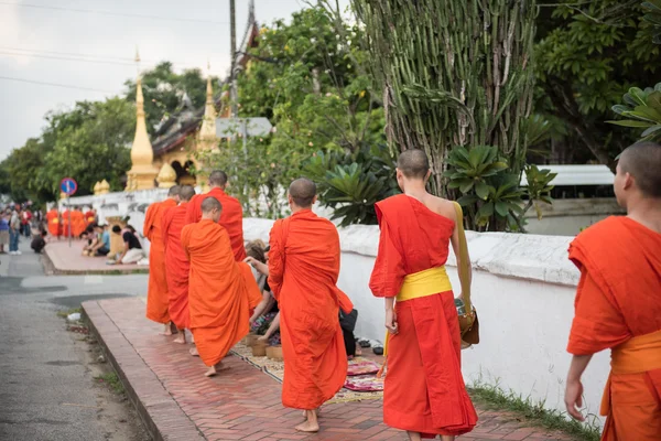 Монахи Ват Сиенг Тонг — стоковое фото