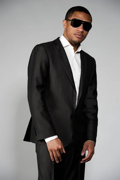 Atrakcyjny mężczyzna Afroamerykanin w garniturze — Zdjęcie stockowe