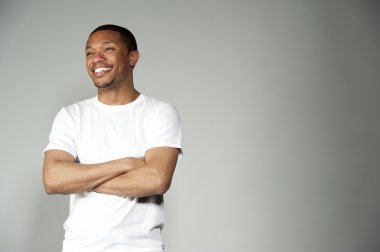 Son moda mutlu ve eğlenceli siyah erkek beyaz bir bluz giyiyor