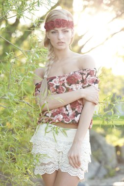 Kırmızı gül taç giyen güzel sarışın