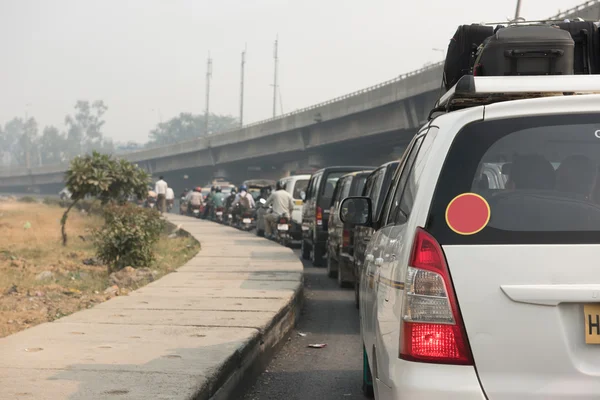 Ocupado camino en Delhi — Foto de Stock