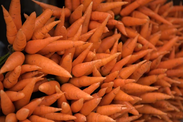 Cenouras vendidas no mercado — Fotografia de Stock