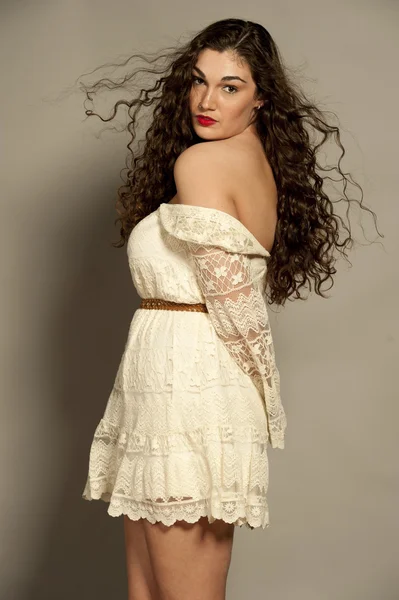Prachtige jonge Brunette In een witte jurk — Stockfoto