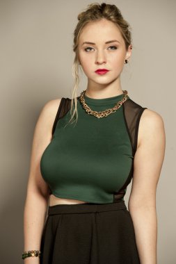 Busty muhteşem genç sarışın