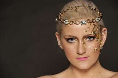 Yüzündeki Altın pul