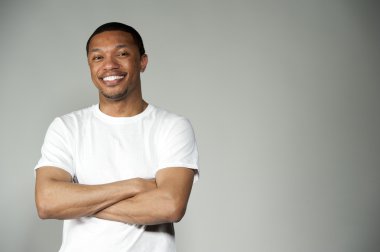 Son moda mutlu ve eğlenceli siyah erkek beyaz bir bluz giyiyor