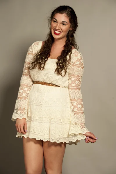 Nádherná mladá šťastná brunetka v bílém — Stock fotografie