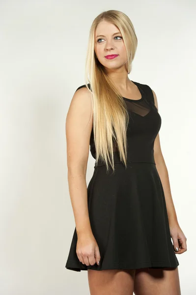 Gorgeous blond i svart klänning — Stockfoto