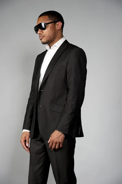 Atraktivní Africký Americký muž v obleku — Stock fotografie