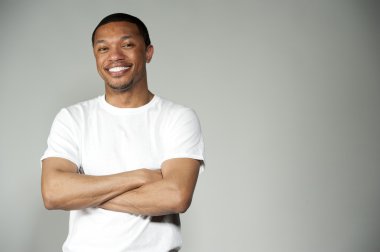 Son moda mutlu ve eğlenceli siyah erkek beyaz bir bluz giyiyor