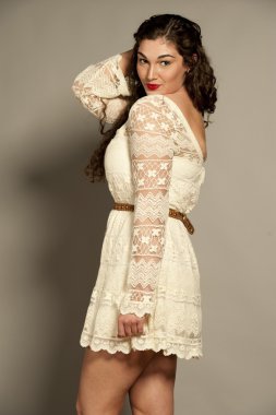 Beyaz bir elbise içinde muhteşem genç esmer