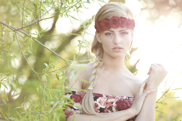 Blondýnka s korunou květ — Stock fotografie