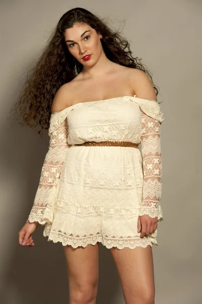 Прекрасна молода брюнетка в білому платті — стокове фото