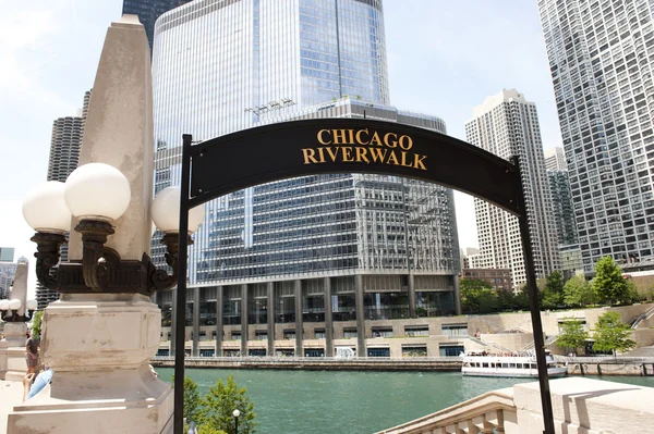 Sonniger Tag in Chicago River Promenade — Stockfoto