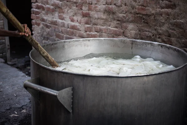 Wassen van kleren in Bad — Stockfoto