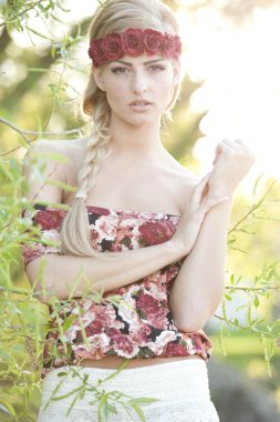 Kırmızı gül taç giyen güzel sarışın