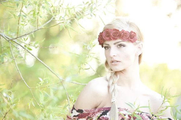 Loira vestindo uma coroa de flores — Fotografia de Stock