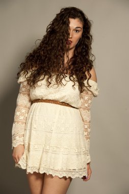 Beyaz bir elbise içinde muhteşem genç esmer