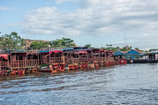 Barcos en Siem Reap Riverbanks — Foto de Stock