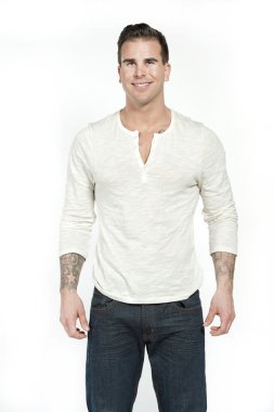 Beyaz erkek Tshirt ve kot pantolon