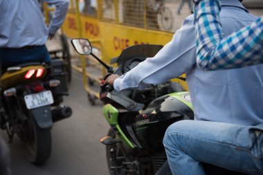 Yerli motosiklet sürme