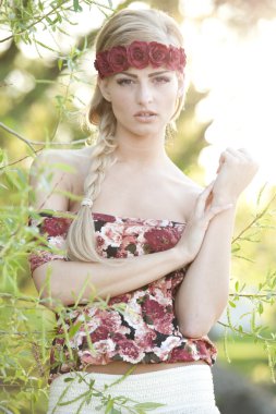 Kırmızı gül taç giyen güzel sarışın