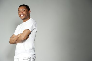 Trendy Mutlu ve Eğlenceli Siyah Erkek 