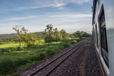 giden bir trenden göster