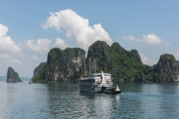 Gezellige rit op Ha Long Bay — Stockfoto