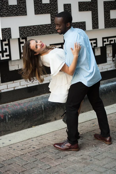 Bailarina cariñosa al aire libre — Foto de Stock