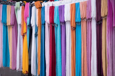 Kadın Kıyafetleri Satılıyor