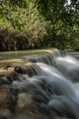 Kayaların arasından akan su