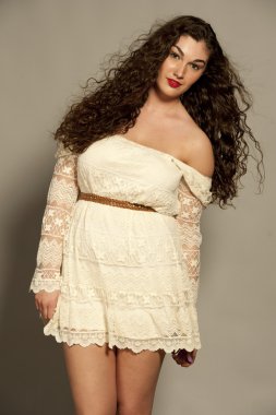 Beyaz bir elbise içinde muhteşem genç esmer