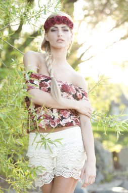 Kırmızı gül taç giyen güzel sarışın