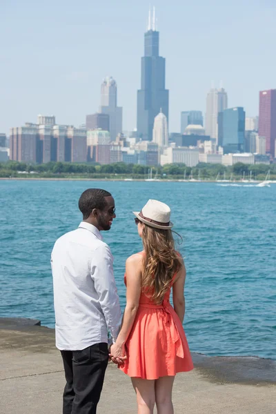 Joyeux et adorable jeune couple — Photo